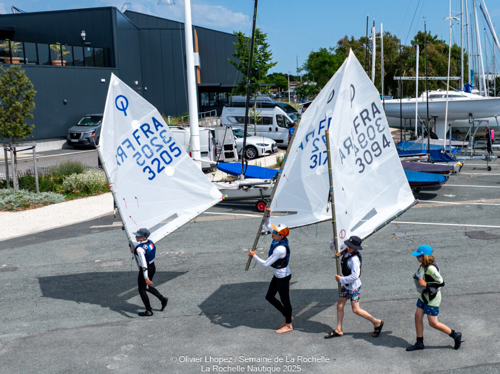 Image d'enfants avec des voiles d'optimist 