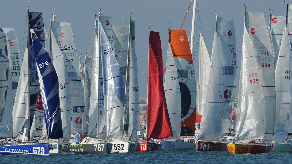 Plusieurs mini 6.50 sur l'eau 